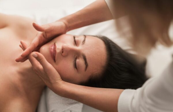 Jetzt die Nr.1 für Medizinische Kosmetik in Zürich Studio Doris, Lymphdrainage, akne, Microneedling, Dermabrasion, gesichtbehandlung Bild massage to client